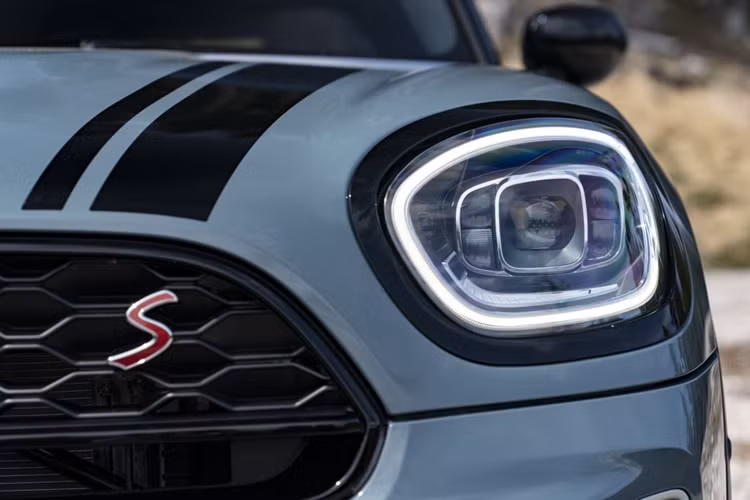 MINI Countryman là mẫu xe duy nhất sở hữu kiểu dáng crossover mạnh mẽ, năng động và có kích thước lớn nhất trong gia đình MINI. Phần mui xe thiết kế độc đáo theo kiểu mũ bóng chày đội ngược đã tạo nên sự khác biệt cho xe.