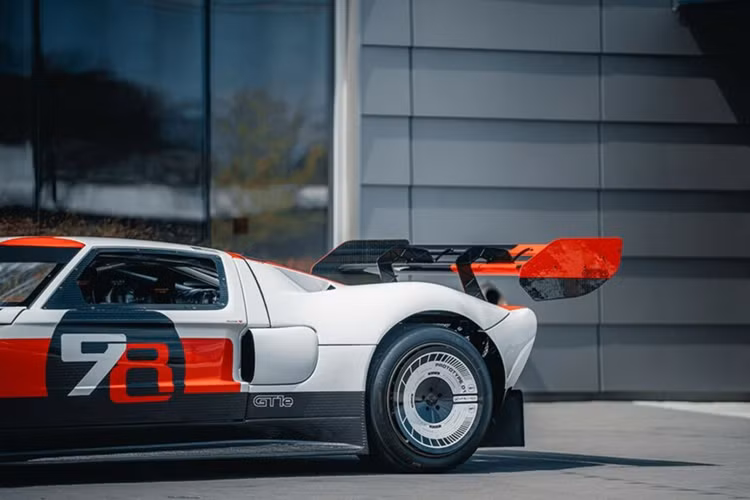 Đặc biệt, Lynx cho biết họ đã mua một số khung gầm của Ford GT 2005 còn sót lại cũng như mua lại cả khuôn đúc tấm thân xe nguyên bản nhằm phục vụ cho việc chế tạo những chiếc xe mới. Những chi tiết này đã được sử dụng để tạo ra GT1e và có thiết kế được hiện đại hóa ấn tượng.