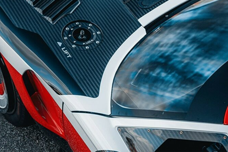 Mẫu xe thứ hai, DMC-EV độ xe điện là phiên bản hiện đại hóa của mẫu xe huyền thoại. Được biết, mẫu xe này dự kiến sẽ có hệ thống đèn LED cũng như nội thất sang trọng với màn hình LED và giao diện màn hình cảm ứng.