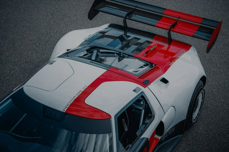 Ngoài ra, chiếc xe còn có cụm đồng hồ kỹ thuật số và hệ thống thông tin giải trí màn hình cảm ứng. Thương hiệu cũng sẽ phát triển đồng thời những cải tiến mới như khung chống lật, bảo vệ chống xâm nhập từ bên ngoài cũng như hệ thống kiểm soát lực kéo.