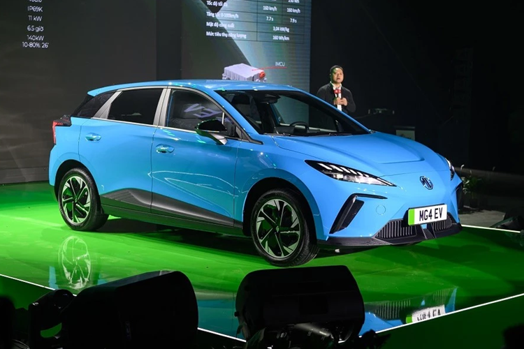 Thời gian sạc pin lên 80% bằng sạc nhanh của 2 phiên bản này lần lượt là 37 phút và 26 phút. Cuối cùng là chức năng V2L, giúp cung cấp nguồn điện cho các thiết bị bên ngoài với công suất 2,2 kW, đáp ứng nhu cầu sử dụng điện cho các thiết bị phục vụ hoạt động ngoài trời như cắm trại, dã ngoại.