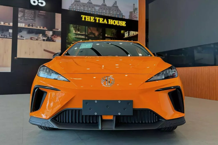 Sở dĩ MG4 EV 2024 mới có giá khá cao vì được nhập khẩu nguyên chiếc từ Trung Quốc. Dù mẫu ô tô điện này hiện đang được lắp ráp tại nhà máy ở Thái Lan nhưng MG lại không chọn nhập khẩu từ đây để tận dụng thuế nhập khẩu 0%.