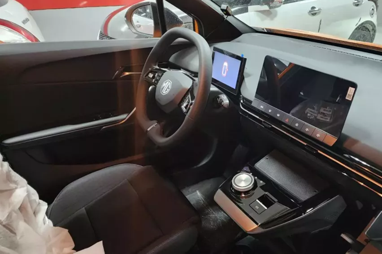 Để giá bán không bị đẩy lên quá cao, MG4 EV tại Việt Nam chỉ được trang bị ghế bọc nỉ, ghế/cửa cốp chỉnh cơ, điều hòa tự động 1 vùng và không có cửa gió dành cho hàng ghế sau.