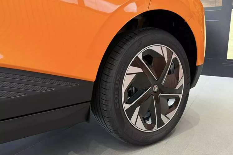 Được phát triển dựa trên nền tảng Modular Scalable Platform (MSP), MG4 EV sở hữu kích thước dài x rộng x cao lần lượt là 4.287 x 1.836 x 1.504 mm, chiều dài cơ sở 2.705 mm và bán kính vòng quay tối thiểu 5,3 m. Bên cạnh kích thước nhỏ gọn, mẫu xe này còn có thiết kế như sự kết hợp giữa hai phân khúc crossover và hatchback.