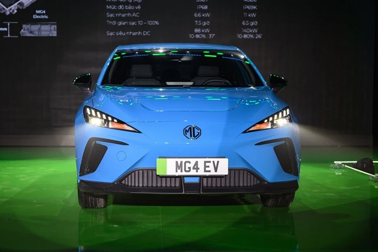 Theo hãng MG, người dùng MG4 EV có thể sạc pin tại nhà hoặc tại các trạm sạc công cộng được vận hành bởi các nhà cung cấp độc lập, trừ VinFast. Bộ sạc tại nhà là loại 6,6 kW, cho phép sạc đầy pin trong thời gian 7,5 tiếng đồng hồ. Phiên bản DEL có thể dùng sạc nhanh DC 88 kW trong khi phiên bản LUX dùng sạc nhanh 140 kW.