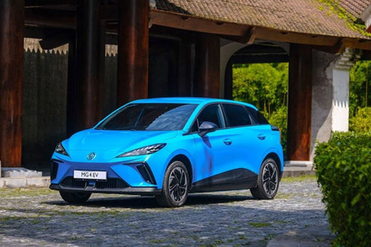 MG4 EV được phân phối chính hãng tại Việt Nam với 6 màu sắc. Pin của xe được bảo hành 7 năm. Hãng hiện hỗ trợ khách sạc miễn phí tại các trạm sạc công cộng trong 12 tháng đầu.