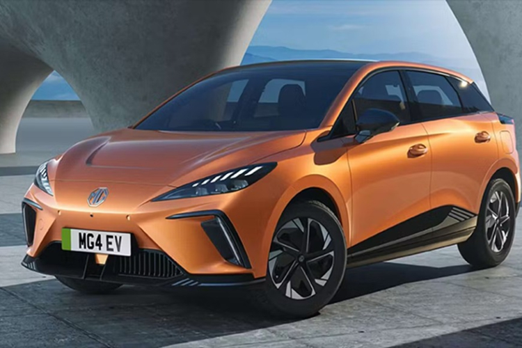 Trang bị an toàn của MG4 EV cũng không quá đa dạng, bao gồm 6 túi khí, phanh tay điện tử, tự động giữ phanh tạm thời, hệ thống cân bằng điện tử, hỗ trợ khởi hành ngang dốc, cảm biến áp suất lốp, cảnh báo/hỗ trợ giữ làn và hệ thống kiểm soát hành trình thích ứng.