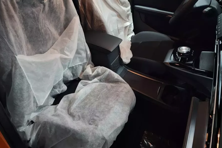 Bên trong mẫu ô tô điện này là không gian nội thất 2 hàng ghế với 5 chỗ ngồi và phong cách thiết kế đơn giản. Hàng ghế sau tùy chỉnh gập 60:40 hoặc gập phẳng cho thể tích cốp từ 363 - 1.177 lít theo nhu cầu sử dụng.