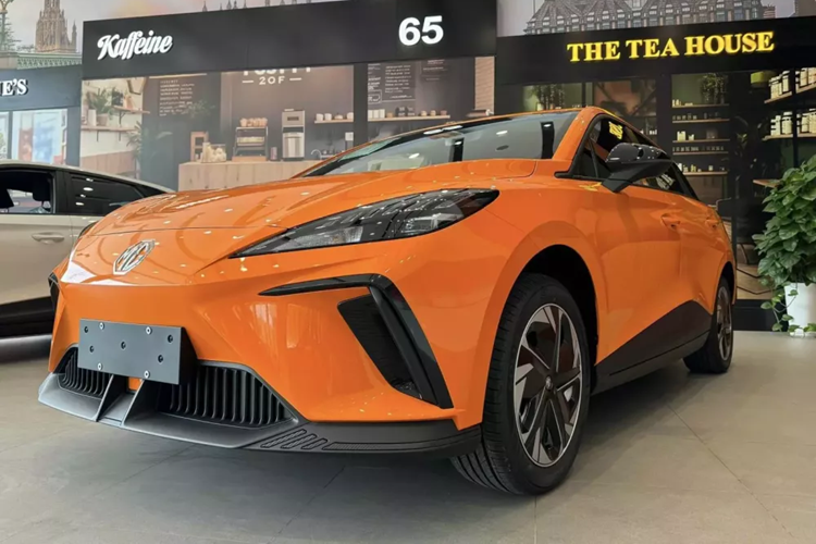 Tại thị trường Việt Nam, mức giá xe MG4 EV 2024 cho 2 phiên bản là DEL và LUX với giá bán tương ứng là 828 triệu và 948 triệu đồng. So với giá bán kèm pin của đối thủ VinFast VF6 (từ 776 - 866 triệu đồng), mẫu xe điện đầu tiên của MG tại Việt Nam đắt hơn đáng kể.