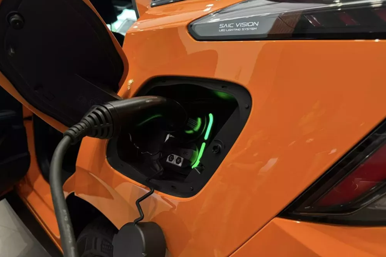 Những trang bị khác của xe gồm có vô lăng hai chấu dạng D-cut bọc da, tích hợp các nút điều khiển, bảng đồng hồ kỹ thuật số 7 inch, màn hình cảm ứng trung tâm 10,25 inch, hỗ trợ Apple CarPlay/Android Auto, núm xoay chuyển số và sạc điện thoại không dây.