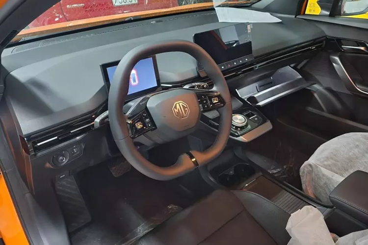 Bên cạnh đó là kính cửa sổ tối màu, vành hợp kim 17 inch phay xước 2 màu, ốp hông vân sợi carbon và nóc dốc về phía sau theo phong cách xe coupe. Đằng sau xe, MG4 EV được trang bị cánh gió mui chia đôi, đèn hậu hình chữ "Y" nối liền với nhau bằng dải đèn vắt ngang cửa cốp và cản sau tích hợp bộ khuếch tán gió cỡ lớn.