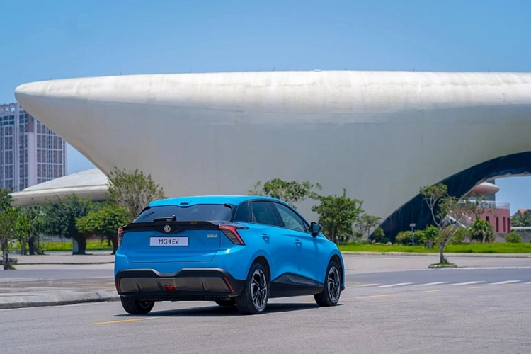 Ở phiên bản DEL tiêu chuẩn, xe dùng pin 51 kWh nên có quãng đường di chuyển sau một lần sạc đầy là 350 km. Trong khi đó, phiên bản LUX sở hữu pin có dung lượng 64 kWh, mang đến phạm vi di chuyển 450 km.