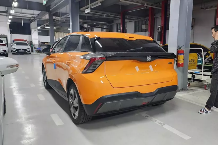 Được áp dụng ngôn ngữ thiết kế “Energetic Agility”, mẫu xe Trung Quốc này gây ấn tượng với đèn pha LED hình tam giác vuốt về phía sau, tích hợp dải đèn LED định vị ban ngày, đèn sương mù trước nằm dọc bên dưới, cản trước thể thao với hốc gió trung tâm rộng và đường gân nắp ca-pô hình chữ U.