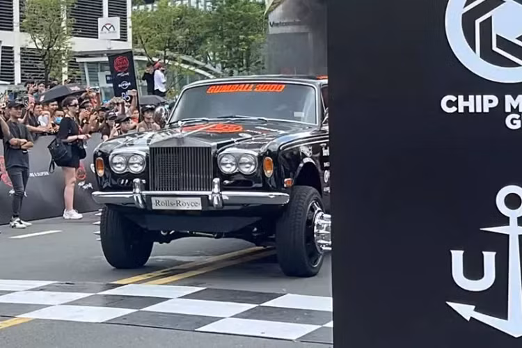 Với Rolls-Royce Silver Shadow độ bán tải, không quá lời khi cho rằng đây là chiếc xe có phong cách độc lạ nhất sự kiện Gumball 3000 2024 nhưng ít ai biết được, nó đã hành chủ nhân ra sao khi liên tục phải nằm đường, may là chủ xe rất kiên nhẫn và hiểu quá rõ về mẫu xe này.