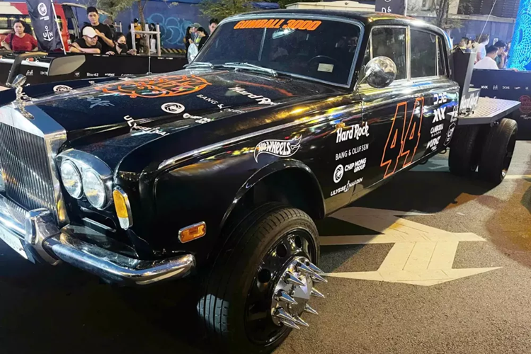 Sau đó xe cũng bò được về địa điểm tập kết, và trong hành trình đi Thái Lan, chiếc xe Rolls-Royce Silver Shadow độ bán tải lại 1 lần nữa nằm đường, không hiểu lý do là gì, nhưng chủ nhân cũng rất đam mê nên mới dở nắp capô của xe để sửa lại, khiến người lấm lem dầu nhớt.