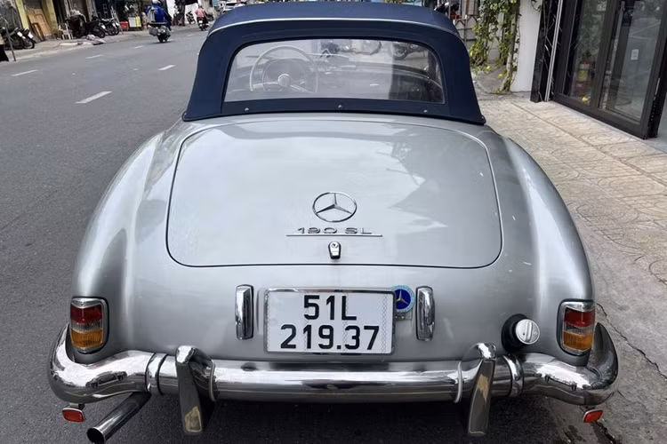 Ngoài ra, xe còn được bổ sung khay đựng cốc và gạt tàn để phục vụ nhu cầu của chủ nhân. Sau hơn 60 năm, điều đáng ngạc nhiên là hầu hết các chi tiết trên mẫu xe này đều còn nguyên vẹn, chưa từng bị thay thế, sửa chữa.