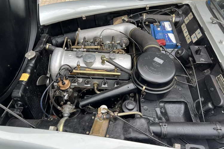 Chiếc "xế cổ" này có phần mui xếp màu xanh, có thể mở hoặc gập bằng tay một cách dễ dàng. Ngoài ra, mẫu xe này còn có cả tùy chọn mui cứng tháo rời. Bên trong nội thất chiếc xe này vẫn còn giữ lại sự sang trọng và tinh tế với điểm nhấn là hệ thống đồng hồ cơ mạ chorme và vô lăng hai chấu cổ điển.