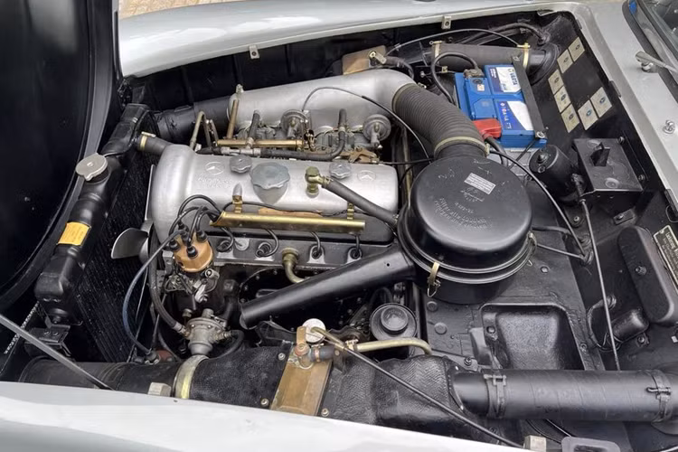 Chiếc "xế cổ" này có phần mui xếp màu xanh, có thể mở hoặc gập bằng tay một cách dễ dàng. Ngoài ra, mẫu xe này còn có cả tùy chọn mui cứng tháo rời. Bên trong nội thất chiếc xe này vẫn còn giữ lại sự sang trọng và tinh tế với điểm nhấn là hệ thống đồng hồ cơ mạ chorme và vô lăng hai chấu cổ điển.