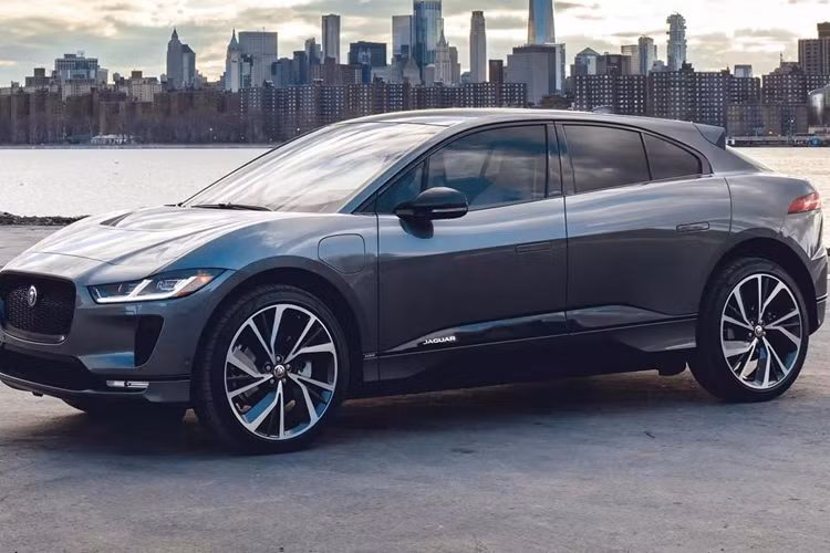 Đối với các hãng xe khác, đây được coi là "thảm họa" truyền thông, nhưng với Jaguar lại khác. Vụ việc này có thể phần nào “xoa dịu” dư luận đang tranh cãi gay gắt liên quan đến chiến dịch tái định vị thương hiệu của hãng gần đây.