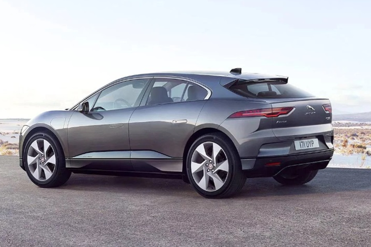 Vào tháng 8, Jaguar khuyến cáo chủ xe nên đỗ xe ngoài trời và cách xa các công trình xây dựng. Đồng thời, hãng tung ra một bản cập nhật phần mềm giới hạn dung lượng sạc pin ở mức 80% như một biện pháp tạm thời.