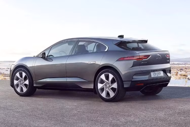 Vào tháng 8, Jaguar khuyến cáo chủ xe nên đỗ xe ngoài trời và cách xa các công trình xây dựng. Đồng thời, hãng tung ra một bản cập nhật phần mềm giới hạn dung lượng sạc pin ở mức 80% như một biện pháp tạm thời.