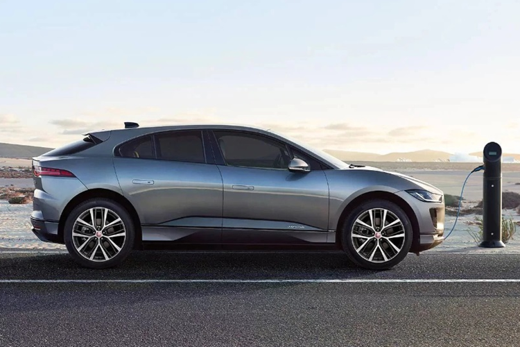 Trước đó, hãng xe sang Jaguar đã khắc phục bằng cách triệu hồi xe để cập nhật phần mềm, tuy nhiên, kết quả vẫn không mấy khả quan. Một số xe vẫn bất ngờ bốc cháy sau khi cập nhật phần mềm.