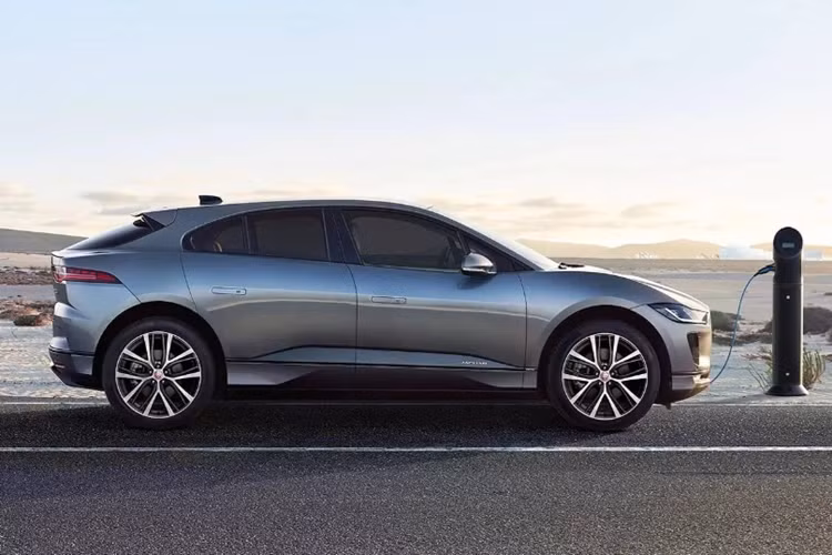 Trước đó, hãng xe sang Jaguar đã khắc phục bằng cách triệu hồi xe để cập nhật phần mềm, tuy nhiên, kết quả vẫn không mấy khả quan. Một số xe vẫn bất ngờ bốc cháy sau khi cập nhật phần mềm.