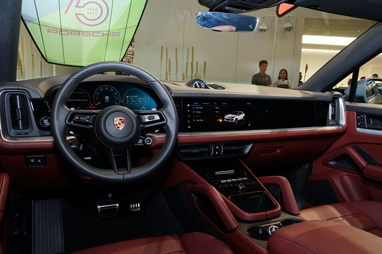 Nội thất Porsche Cayenne Coupe thiết kế mới, tập trung vào trải nghiệm lái, Porsche gọi là khoang lái kỹ thuật số. Thiết kế táp-lô thừa hưởng từ Taycan nổi bật với bảng đồng hồ kỹ thuật số 12,6 inch dạng cong. Bên cạnh là màn hình giải trí 12,3 inch, hỗ trợ kết nối Apple CarPlay/Android Auto, đi kèm các ứng dụng Spotify và Apple Music.