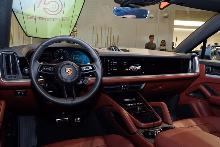 Nội thất Porsche Cayenne Coupe thiết kế mới, tập trung vào trải nghiệm lái, Porsche gọi là khoang lái kỹ thuật số. Thiết kế táp-lô thừa hưởng từ Taycan nổi bật với bảng đồng hồ kỹ thuật số 12,6 inch dạng cong. Bên cạnh là màn hình giải trí 12,3 inch, hỗ trợ kết nối Apple CarPlay/Android Auto, đi kèm các ứng dụng Spotify và Apple Music.