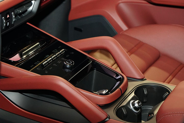 Lần đầu tiên, Porsche Cayenne được trang bị màn hình 10.9 inch dành riêng cho hành khách ngồi ghế trước. Màn hình này hiển thị dữ liệu hiệu suất, cung cấp quyền truy cập riêng và hệ thống thông tin giải trí. Cụm cần số mới giống Taycan, đặt giữa bảng đồng hồ và màn hình giải trí. Vô-lăng mới lấy từ Porsche 911, tích hợp núm xoay Drive Mode... 