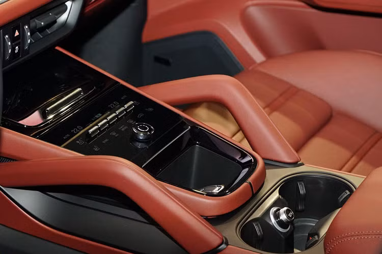 Lần đầu tiên, Porsche Cayenne được trang bị màn hình 10.9 inch dành riêng cho hành khách ngồi ghế trước. Màn hình này hiển thị dữ liệu hiệu suất, cung cấp quyền truy cập riêng và hệ thống thông tin giải trí. Cụm cần số mới giống Taycan, đặt giữa bảng đồng hồ và màn hình giải trí. Vô-lăng mới lấy từ Porsche 911, tích hợp núm xoay Drive Mode... 