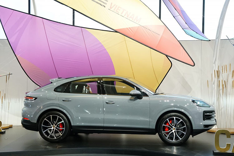 Về Porsche Cayenne Coupe 2024, xe thay đổi không nhiều so với đời trước. Điềm nhấn nằm ở cụm đèn pha LED ma trận mới dạng tùy chọn, cung cấp nhiều kiểu chiếu sáng theo từng điều kiện lái, tự động điều chỉnh độ sáng. Nắp ca-pô thiết kế mới. Cụm đèn hậu LED với kiểu dáng liền mạch toàn chiều rộng xe, mâm cỡ 20-22 inch.