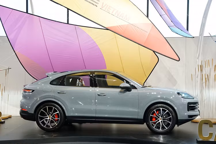 Về Porsche Cayenne Coupe 2024, xe thay đổi không nhiều so với đời trước. Điềm nhấn nằm ở cụm đèn pha LED ma trận mới dạng tùy chọn, cung cấp nhiều kiểu chiếu sáng theo từng điều kiện lái, tự động điều chỉnh độ sáng. Nắp ca-pô thiết kế mới. Cụm đèn hậu LED với kiểu dáng liền mạch toàn chiều rộng xe, mâm cỡ 20-22 inch.
