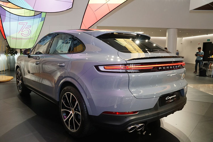 Nâng cấp khác trên Porsche Cayenne Coupe mới là khung gầm với hệ thống treo hai van mới. Xe được trang bị động cơ 4.0 V8 tăng áp kép, động cơ này sản sinh công suất 467 mã lực, mô-men xoắn cực đại 600 Nm, tăng 33 mã lực và tăng 50 Nm so với bản cũ. Nhờ đó xe có thể tăng tốc 0 - 100 km/giờ chỉ trong 4,7 giây.