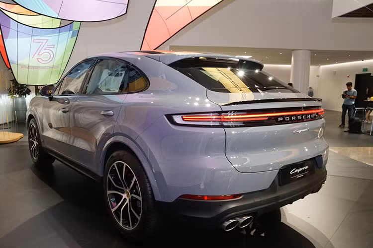 Nâng cấp khác trên Porsche Cayenne Coupe mới là khung gầm với hệ thống treo hai van mới. Xe được trang bị động cơ 4.0 V8 tăng áp kép, động cơ này sản sinh công suất 467 mã lực, mô-men xoắn cực đại 600 Nm, tăng 33 mã lực và tăng 50 Nm so với bản cũ. Nhờ đó xe có thể tăng tốc 0 - 100 km/giờ chỉ trong 4,7 giây.