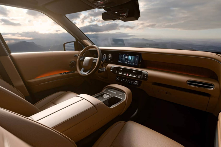 Đội ngũ thiết kế của hãng xe Hàn Quốc đã hướng đến cảm giác cao cấp hơn, bổ sung các điểm nhấn kiểu nhôm xung quanh thân xe và các thanh ray trên nóc chạy vào cột D. Bên cạnh ngoại thất hoàn toàn mới, Palisade 2025 còn có không gian bên trong cabin được cải tiến toàn diện, lấy cảm hứng từ phong cách của những bộ sưu tập đồ nội thất cao cấp.