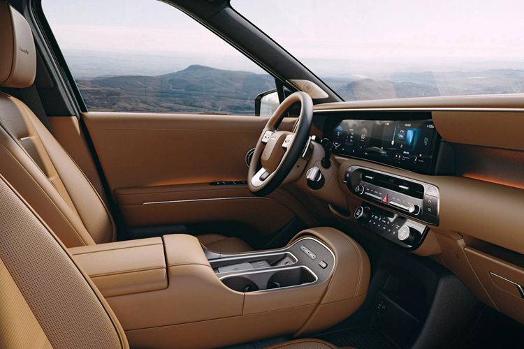 Màn hình kép 12,3 inch được đặt trong một bảng điều khiển cong, giờ đây được tích hợp liền mạch hơn vào cụm táp-lô. Cần số được chuyển lên trụ lái, mở ra không gian tại khu vực “yên ngựa” cho các nút bấm điều khiển chức năng xe.