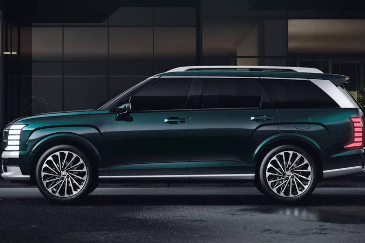 Nhiều khả năng xe sẽ trang bị tiêu chuẩn động cơ 4 xy-lanh 2.5 lít với hệ thống hybrid, cùng với tùy chọn V6 tăng áp 3,5 lít mạnh mẽ hơn. Sau Hàn Quốc, Palisade thế hệ thứ 2 hoàn toàn mới sẽ tiếp tục được ra mắt tại các thị trường trọng điểm khác trong năm 2025. Mức giá xe Hyundai Palisade 2025 hiện chưa công bố.