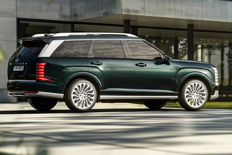 Các khe gió điều hòa hình viên thuốc, tay nắm cửa tròn và ghế bọc màu nâu trong các hình ảnh minh họa đều phản ánh ngôn ngữ thiết kế của thương hiệu Genesis cao cấp. Các tính năng khác giúp nâng cao cảm giác cao cấp bao gồm bảng điều khiển trung tâm kiểu hòn đảo, vô lăng kiểu Range Rover và các chi tiết ốp gỗ với đèn chiếu sáng xung quanh.