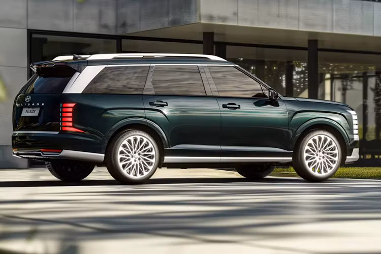 Các khe gió điều hòa hình viên thuốc, tay nắm cửa tròn và ghế bọc màu nâu trong các hình ảnh minh họa đều phản ánh ngôn ngữ thiết kế của thương hiệu Genesis cao cấp. Các tính năng khác giúp nâng cao cảm giác cao cấp bao gồm bảng điều khiển trung tâm kiểu hòn đảo, vô lăng kiểu Range Rover và các chi tiết ốp gỗ với đèn chiếu sáng xung quanh.