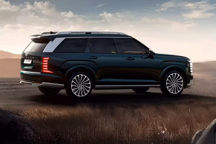 Hãng xe Hàn làm được điều này nhờ thiết kế khu vực tựa tay ở chính giữa hàng ghế phía trước có thể nâng lên để tạo thành ghế ngồi. Hàng ghế thứ hai cung cấp chỗ ngồi riêng, trong khi hành khách ở hàng ghế thứ ba được hưởng lợi từ sự thoải mái và tầm nhìn được cải thiện. Hiện tại Hyundai chưa công bố bất kỳ thông số kỹ thuật nào về hệ thống truyền động của Palisade 2025.