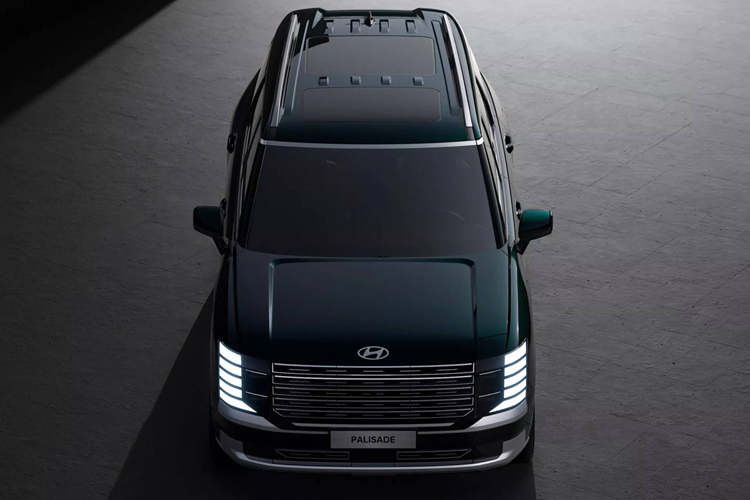 Từ một số góc độ nhất định, Palisade 2025 thậm chí còn gợi nhớ đến dòng xe sang Range Rover nhờ các trụ màu đen, đường đai phẳng và hình dạng của đèn hậu LED tràn sang hai bên. Mặc dù chiều dài chính xác của Palisade chưa được tiết lộ nhưng dự kiến nó sẽ vượt quá mức 5 mét, tức là ngang tầm với chiếc Hyundai Ioniq 9 thuần điện.
