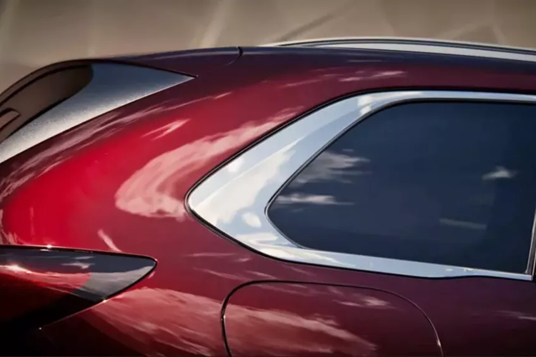 Sự khác biệt giữa Mazda CX-80 và CX-60 dễ dàng nhận thấy hơn so với CX-70 và CX-90 có cùng chiều dài cơ sở là 3.119 mm với khác biệt duy nhất nằm ở thiết kế cản trước.