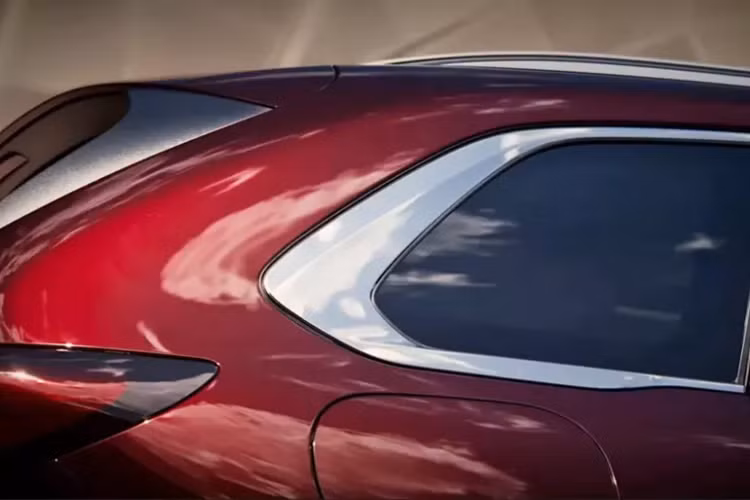 Sự khác biệt giữa Mazda CX-80 và CX-60 dễ dàng nhận thấy hơn so với CX-70 và CX-90 có cùng chiều dài cơ sở là 3.119 mm với khác biệt duy nhất nằm ở thiết kế cản trước.