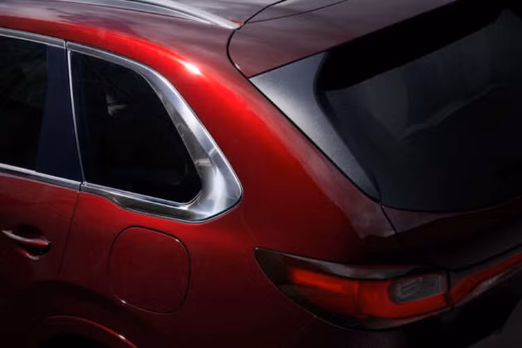 Mazda CX-80 sẽ trở thành mẫu xe chủ lực mới tại thị trường Châu Âu, xếp trên CX-60. CX-80 là mẫu SUV ba hàng ghế với hàng ghế thứ ba có thể gập lại và có cả tùy chọn hàng thứ hai có ba ghế. Loại thứ hai bao gồm tùy chọn hai ghế thương gia riêng biệt kết hợp với bảng điều khiển trung tâm, tạo ra bố cục 2-2-3 thay thế cho bố cục 2-3-3.