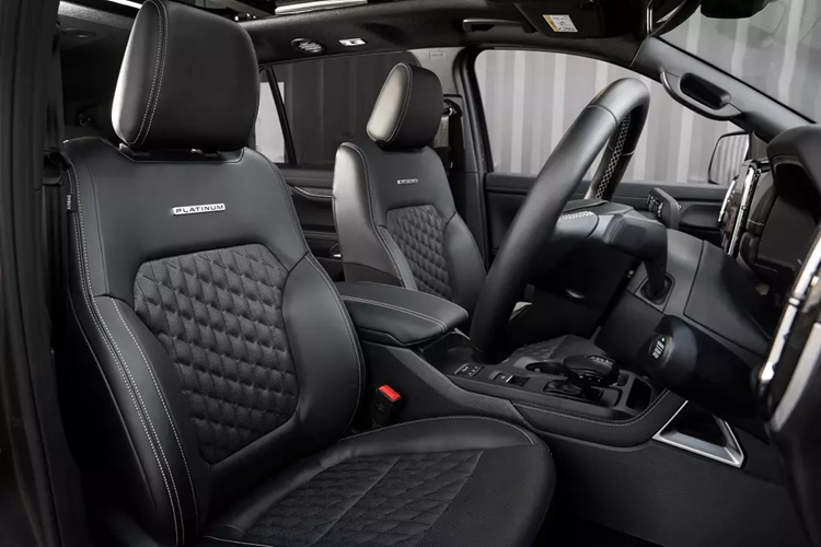 So với bản Titanium+, Ford Everest Platinum tạo sự khác biệt bằng những chi tiết ngoại thất màu bạc satin như lưới tản nhiệt và baga nóc.