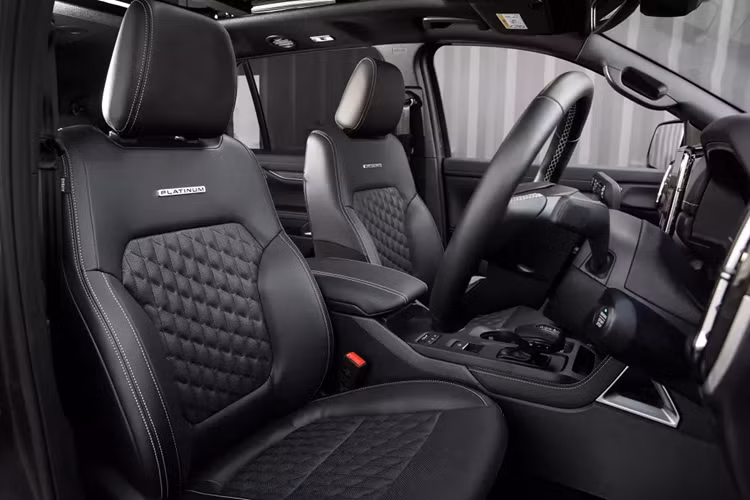 So với bản Titanium+, Ford Everest Platinum tạo sự khác biệt bằng những chi tiết ngoại thất màu bạc satin như lưới tản nhiệt và baga nóc.