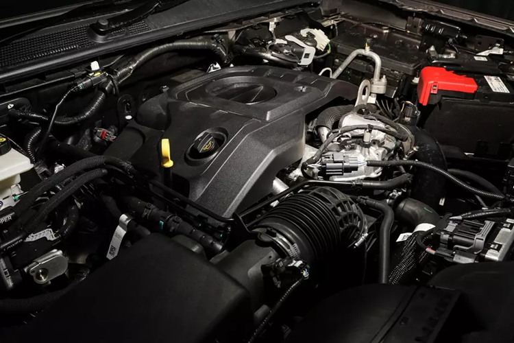 Điểm nhấn của Ford Everest Platinum là động cơ diesel V6, tăng áp, dung tích 3.0L, sản sinh công suất tối đa 250 mã lực tại tua máy 3.250 vòng/phút và mô-men xoắn cực đại 600 Nm tại dải tua máy 1.750 - 2.250 vòng/phút. Động cơ kết hợp với hộp số tự động 10 cấp và hệ dẫn động 4 bánh toàn thời gian.