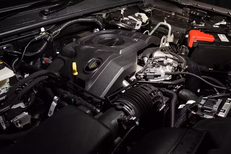 Điểm nhấn của Ford Everest Platinum là động cơ diesel V6, tăng áp, dung tích 3.0L, sản sinh công suất tối đa 250 mã lực tại tua máy 3.250 vòng/phút và mô-men xoắn cực đại 600 Nm tại dải tua máy 1.750 - 2.250 vòng/phút. Động cơ kết hợp với hộp số tự động 10 cấp và hệ dẫn động 4 bánh toàn thời gian.