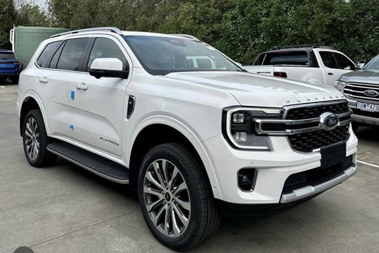 Thêm vào đó là bộ vành hợp kim 21 inch với thiết kế 12 chấu và logo "V6" trên chắn bùn trước. Ngoài ra, phiên bản này còn có tem chữ nổi "Platinum" trên nắp ca-pô và hai cửa trước như dấu hiệu nhận biết.